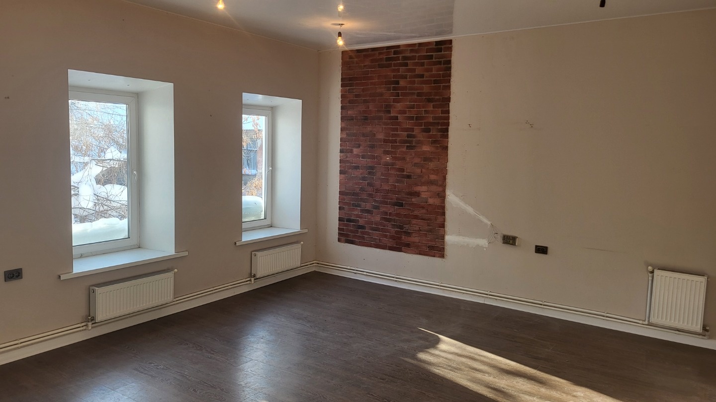 Сдаётся в аренду помещение площадью 31,1 кв.м. с отдельным входом.

Затраты на отопление уже включены арендную ставку. Отдельно оплачивается электроэнергия и вода по счетчику.

График работы ничем не ограничен, можно работать 24/7

Разведена вода и канализация (предыдущий арендатор салон красоты)
В 