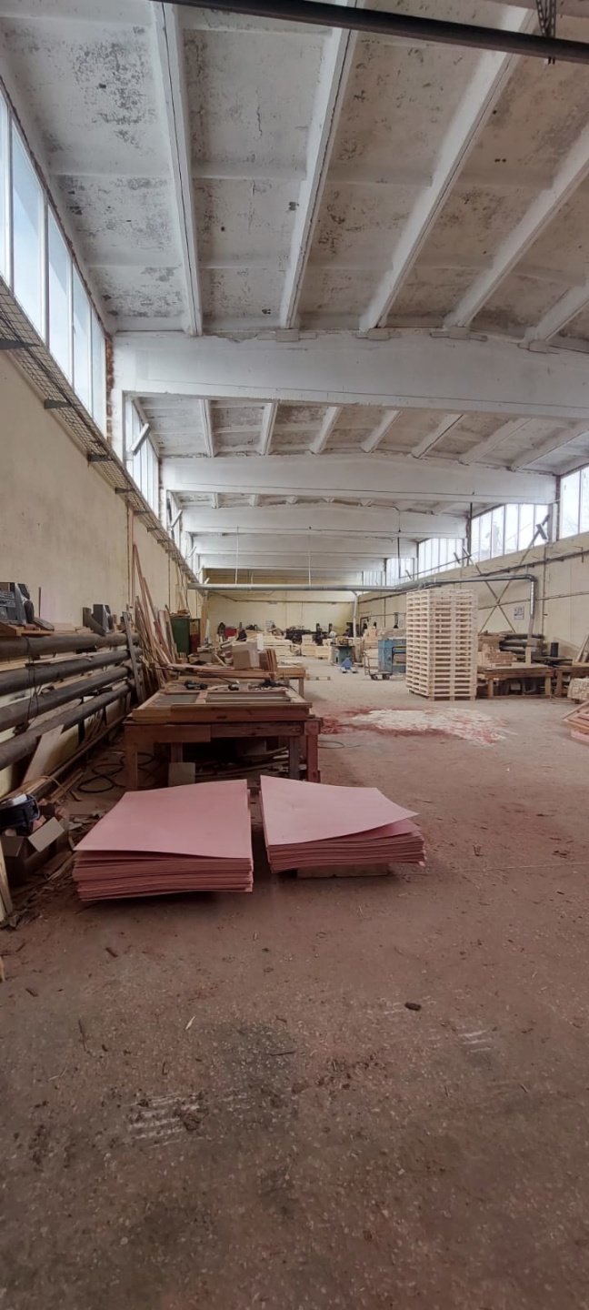 Сдается в аренду производственное здание.
ЗДАНИЕ СОСТОИТ ИЗ:
- Основное производственное помещение площадью 471,4 кв.м., отапливаемое, ровный бетонный пол (отапливаемый пол), длина 42 м, ширина 12 м, высота 5,5 м, имеет двое ворот (ширина 3 м, высота 4 м);
- Вспомогательное производственное помещени