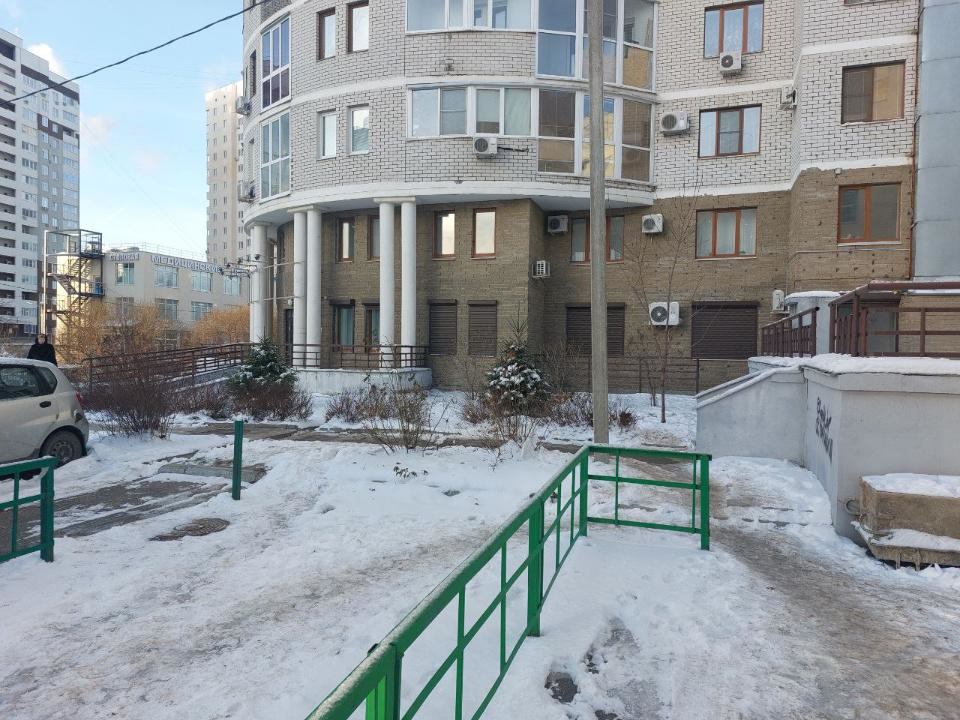 Сдается офис с отдельным входом. Располагается рядом с Проспектом Ленина. Остановка общественного транспорта в 5 минутах. Имеется парковка. Возможна парковка за шлагбаумом во дворе. Помещение в двух этажах. Первый площадью 347, 3 кв.м, второй 312,7 кв.м. Офисная отделка. В помещении находился банк. 