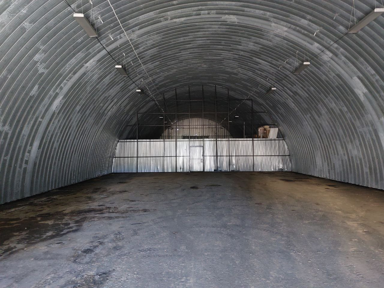 Продается здание склада с земельным участком!
Отличное рабочее состояние.
ПОМЕЩЕНИЕ:
Имеет прямоугольную форму по периметру (длина 45 м., ширина 14 м.).
Ровный пол с асфальтовым покрытием.
Высота потолка в верхней точке 7 метров.
Двое торцевых распашных ворот.
ЗЕМЕЛЬНЫЙ УЧАСТОК:
- Состоит из трех уч