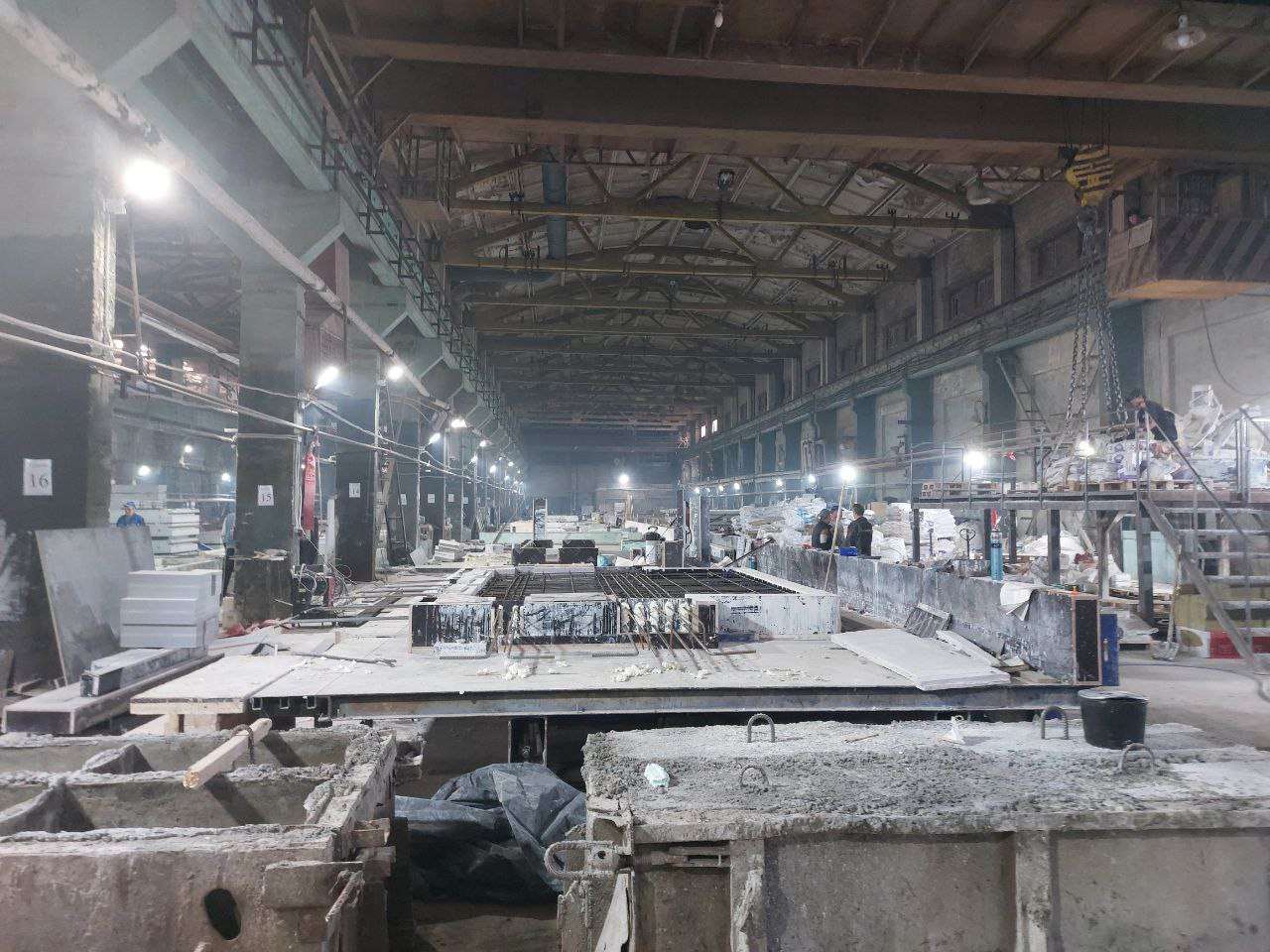 Сдается в аренду производственный цех с мостовыми кранами.
ПОМЕЩЕНИЯ:
- Три пролета общей площадью 6 134 кв.м. (длина 108 м, ширина 54 м.), в каждом пролете по два мостовых крана (15 тонн каждый);
- Один пролет общей площадью 1387,7 кв.м. (длина 108, ширина 12 м.), оборудован мостовым краном (15 тон