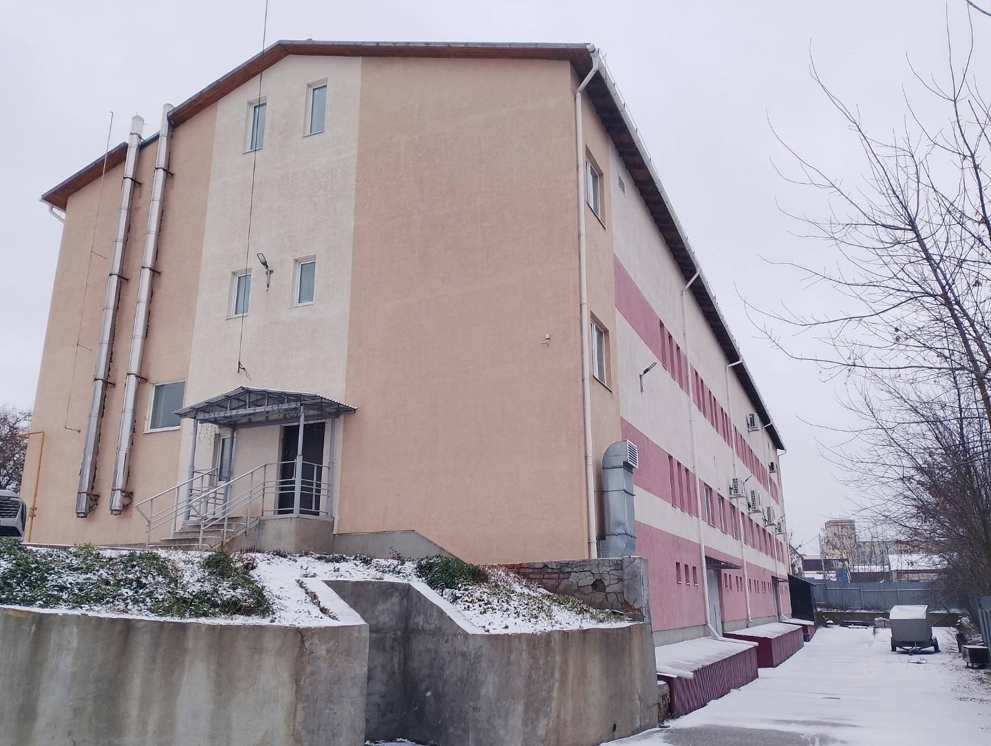 Продам Здание на закрытой территории.
Земельный участок 2678 кв метров в собственности.
ВРИ: содержание административно-производственных зданий.
Нежилое здание в 4-х уровнях, кирпичное, год постройки 2010.
Площадка огорожена, своя внутренняя парковка на 30 машин.
Покрытие на территории и подъезд с у