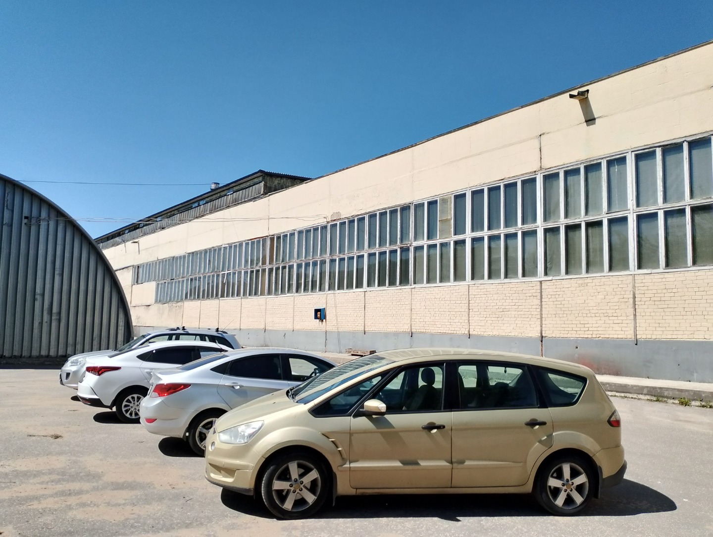 Продам производственную базу на земельном участке площадью 2 Га. 

На участке расположены производственные здания общей площадью 8 000 кв.м.:
- основной производственный корпус 4400 кв.м, двухпролетный, высота 11 метров, 
кран-балки грузоподъемностью 5 тонн в каждом пролете, трое ворот высотой 4,5 м