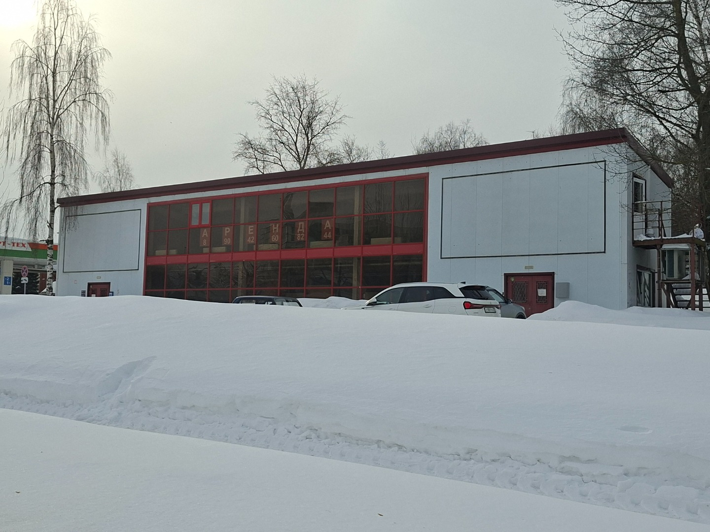 Продается отдельное нежилое здание
СОСТАВ ОБЪЕКТА ПРОДАЖИ:
- Двухэтажное здание площадью 522,4 кв.м. в собственности;
- Земельный участок площадью 1 360 кв.м. (право аренды до 2066г.)
РАСПОЛОЖЕНИЕ:
- Располагается на перекрестке улиц Мира и Большая Нижегородская;
- Центральная часть города (до истор