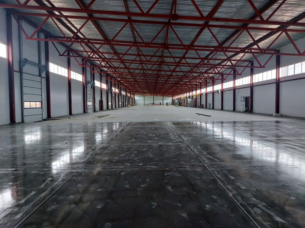 Сдается в аренду современное производственное/складское помещение формата «Лайт-Индастриал».
ПОМЕЩЕНИЕ:
- Размеры (ширина 18 м., длина 72 м., высота по стенам 6 м., в коньке 8,5 м., до фермы 5м.)
- Автоматические ворота 8 шт. (размер 3х3м.)
- Ровный пол с покрытием «Антипыль».
Помещение представляет