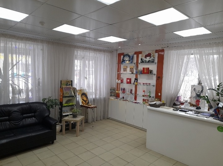 Сдается нежилое помещение 38 кв.м. с отдельным входом на ул. Мира напротив Эры-2000. Хороший ремонт, свой санузел, три окна, практически квадратная планировка. Остановка в шаговой доступности. Отличные рекламные возможности. Торговля непродовольственными товарами, аптека, офис, страховой бизнес, ПВЗ