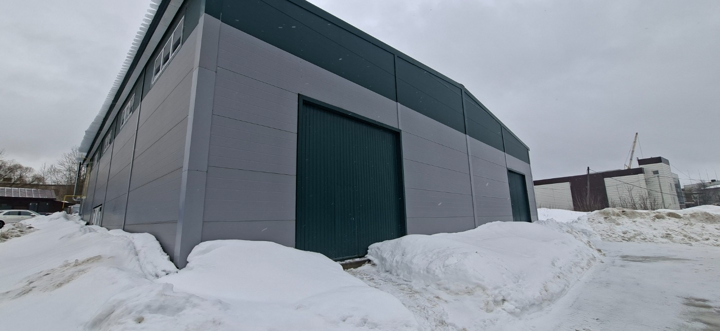 Продается помещение свободного назначения, расположенное в непосредственной близости к Рокадной дороге. ул. Дегтярева 21. Здание новое, металлокаркас, сэндвич-панели (180 кровля, 120 мм по стеновым панелям). Правая часть здания используется под автосервис. Свой подъезд и ворота с улицы . 18х24, двое