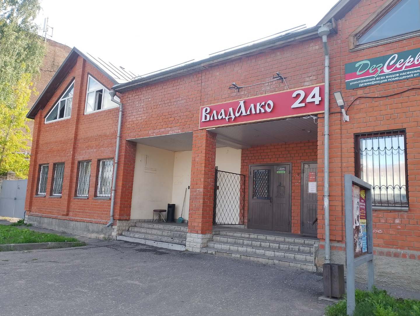 Сдам в долгосрочную аренду.
Торговая площадь на первом этаже.
Отдельно стоящее не жилое здание.
Открытая планировка, отдельный вход.
Первая линия, парковка вдоль здания.
Возможен любой вид деятельности. 