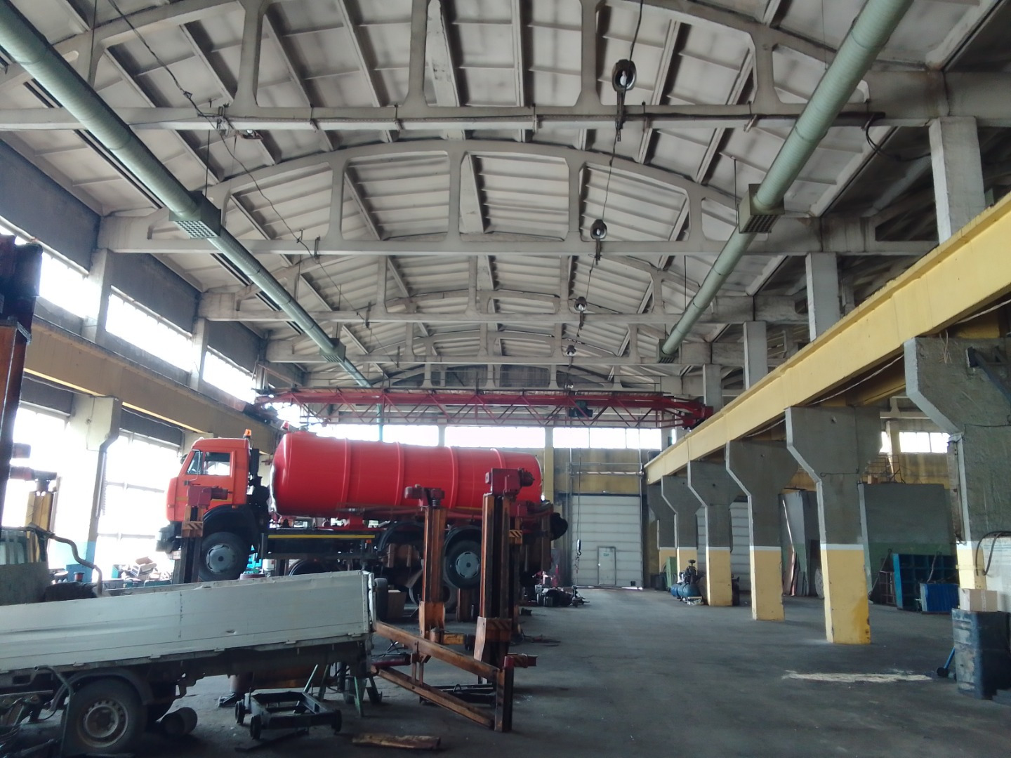 Аренда цеха под грузовой автосервис.
Укомплектован шестью подъёмниками.
Двое ворот: круговое движение транспорта.
Есть бытовые и технические помещения.
Ставка аренды за метр - 350 руб.