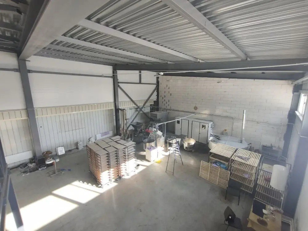 Сдается в аренду отличное производственное помещение.
ПОМЕЩЕНИЕ:
- Первый этаж (производственно-складская зона, санузел с душевой);
- Автоматические ворота;
- Ровный пол с покрытием «Антипыль».
Помещение представляет собой многофункциональное пространство для производственного процесса, хранения тов