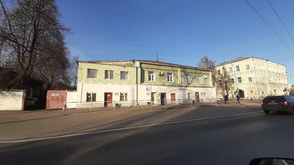 Продается земельный участок площадью 14,5 соток в собственности и расположенное на нем двухэтажное здание (ранее использовалось под швейную фабрику) на перекрестке улиц Луначарского и Батурина. Первая линия, своя парковка. Остановка общественного транспорта напротив здания. 1-этаж здания кирпичный, 
