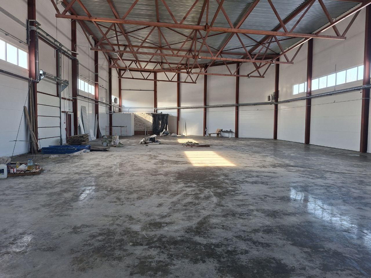 Сдается в аренду современное складское помещение с дебаркадером.
ПОМЕЩЕНИЕ:
- Высота потолка 9м;
- Четверо автоматических ворот с перегрузочными платформами;
- Ровный пол с топпинговым покрытием.
Помещение представляет собой многофункциональное пространство для производственного процесса, хранения т