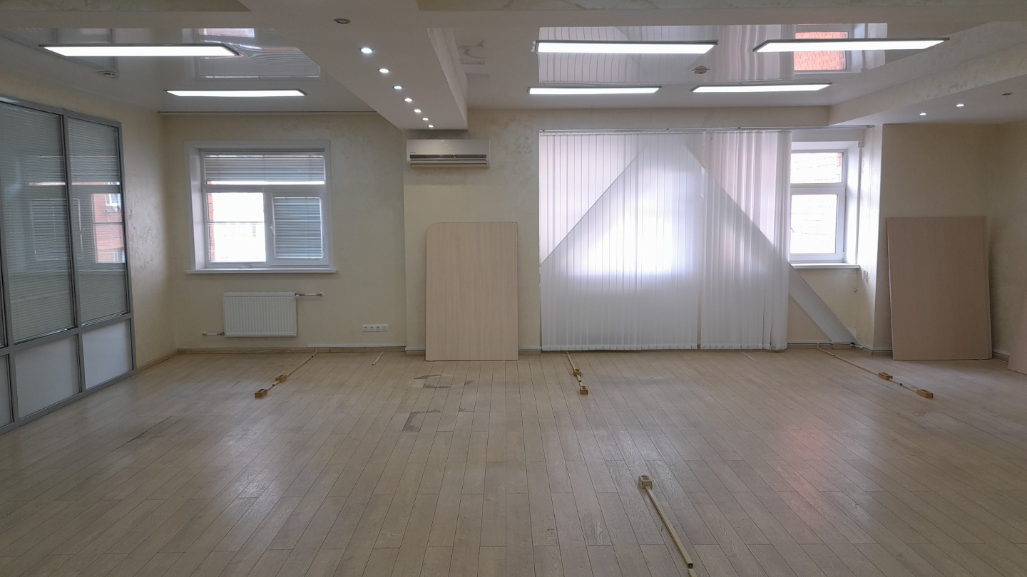 Сдается светлый современный офис 134 кв.м. в БЦ Консоль в районе областной администрации. Интернет, санузел рядом, напольная разводка пилотов под рабочие места.