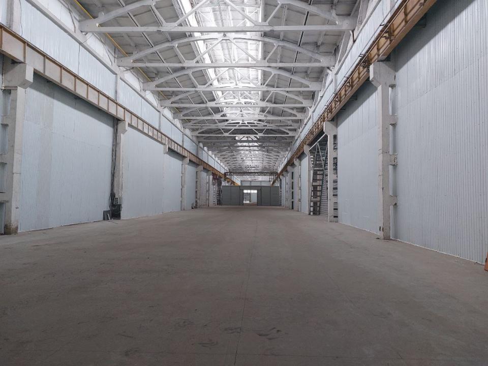 Продается производственное здание на земельном участке площадью 8,4 Га. Все площади здания находятся под одной кровлей и состоят из: 1. Производственная часть - 33700 кв.м., 2. Офисная часть 4 500 кв.м. и дополнительные здания. Размеры производственного корпуса 234х144 метров с сеткой колонн 18х12 м