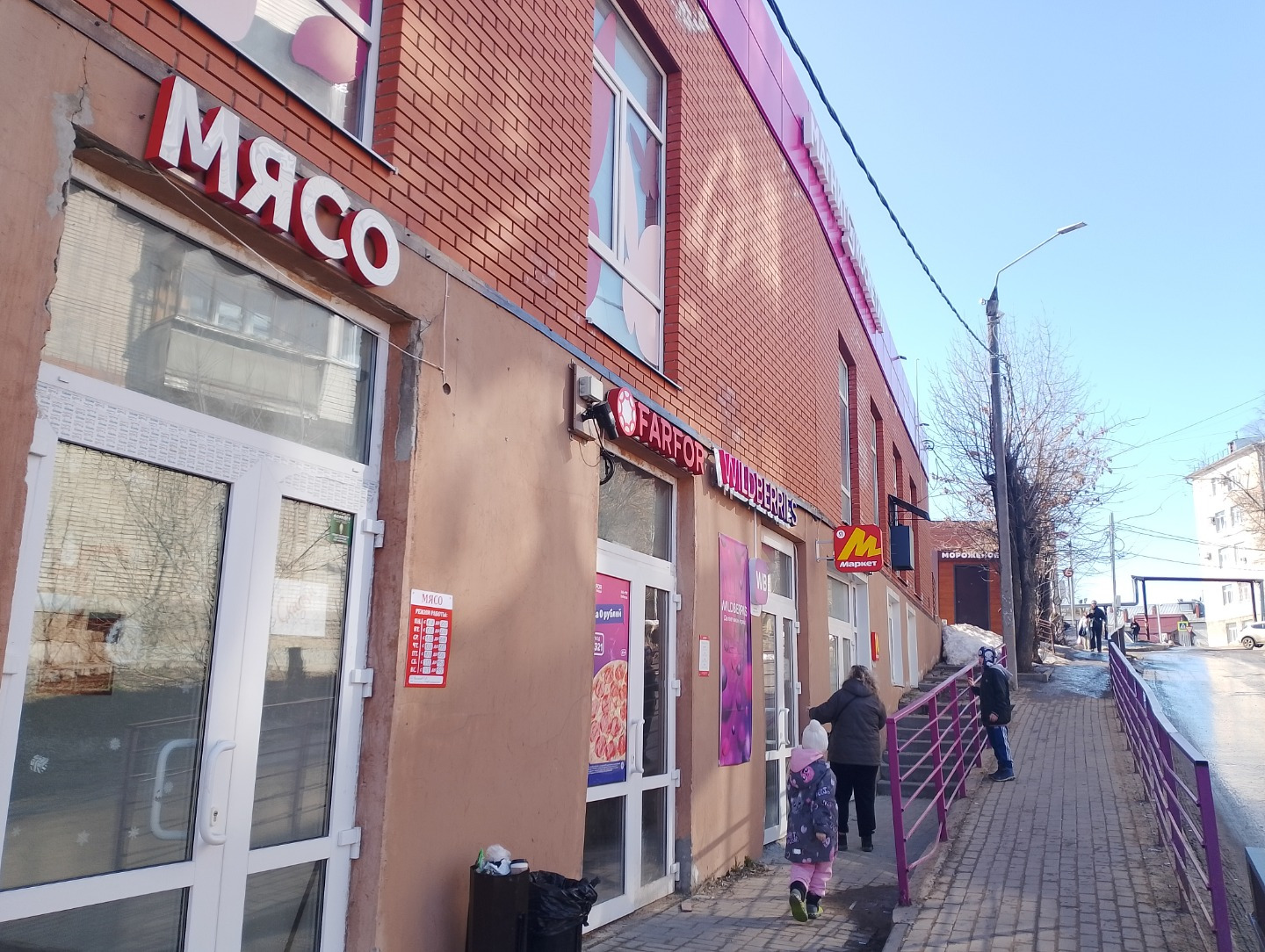 Сдам торгово-офисную площадь.
Вход непосредственно с пешеходной улицы.
По факту первый этаж, по документам цоколь.
Открытая планировка, четыре окна, парковка.
Все коммуникации, легко смонтировать вытяжку.
Предлагаем под общепит или торговлю.