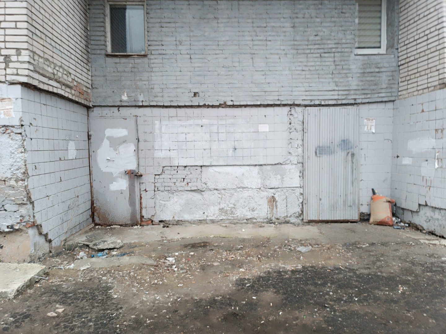 Предлагается в аренду производственно-складское помещение с частью офисных помещений. 

Подойдет для небольшого производства, для хранения, подготовки и сортировки продукции для маркетплейсов, также возможно будет комфортно работать компаниям которые оказывают услуги населению. Часть помещений можно