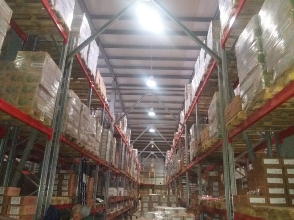 Продается складской комплекс площадью 5200 кв.м. расположенный на земельном участке площадью 1,6 Га оформленном в собственность. Административно-бытовые помещения для персонала.
Отличный заезд с трассы М-7 Пекинка для большегрузного транспорта.
Отопление - газовая котельная, вода и канализация цен