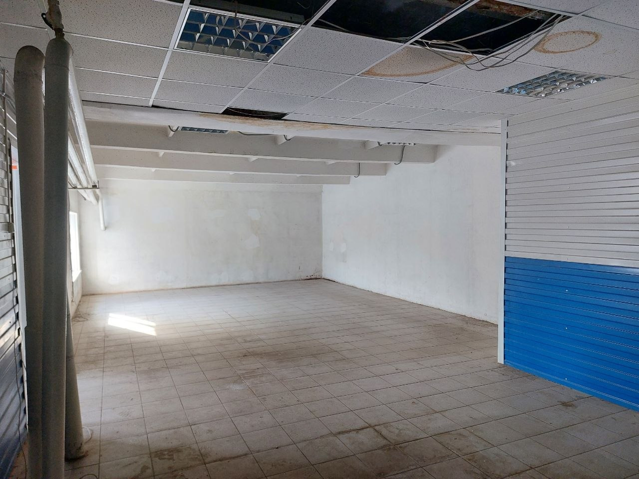 Сдается в аренду помещение на оживленном Московском шоссе.
ПРЕИМУЩЕСТВА:
- Первая линия (отличная просматриваемость входной группы);
- Высокий автомобильный трафик;
- Отдельный вход;
- Внешняя парковка для клиентов и внутренняя парковка для персонала.
ПОМЕЩЕНИЕ:
- Состоит из двух этажей;
- Типовая о