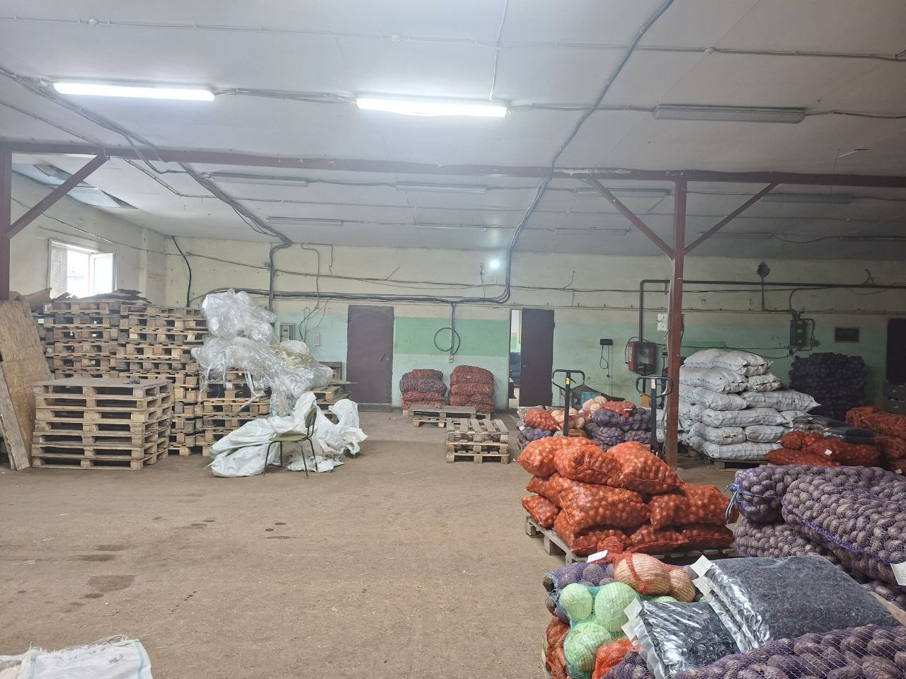 Сдается в аренду производственное/складское помещение .
ПОМЕЩЕНИЕ:
-  1 этаж: общая площадь 397 кв.м. ( 324 кв.м. - производственно-складское помещение, 35 кв.м. - офис, 35 кв.м. - подсобное помещение, 3 кв.м. санузел);
- Распашные ворота с нулевой отметки (размер 3,5м высота, 4м ширина);
- Бетонный