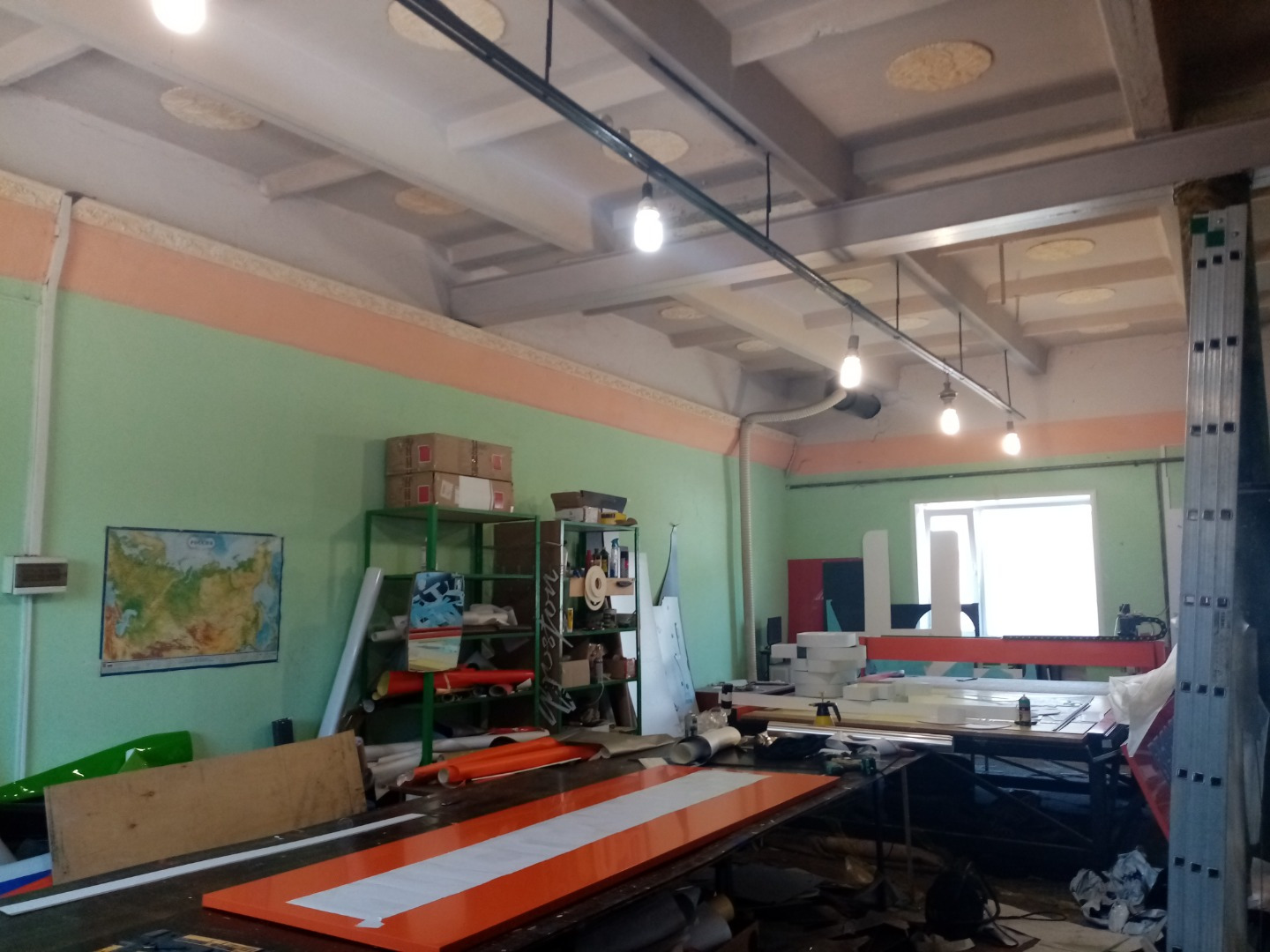 Сдам под склад помещение с отдельным входом.
Охраняемая территория со своей парковкой.
В нежилом Здании, заезд с ул. В.Дуброва.
Узкая входная дверь, санузла нет.
Полы требуют ремонта.