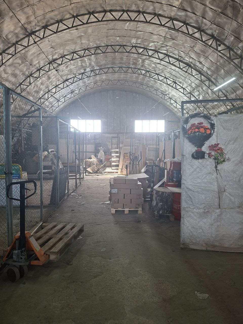 Сдается в аренду склад.
ПОМЕЩЕНИЕ:
- Размеры (ширина 18 м., длина 34 м., высота 6 м.)
- Распашные ворота;
- Пол с твердым покрытием.
ТЕРРИТОРИЯ:
- Асфальтированный подъезд для маневрирования и разгрузки большегрузных машин;
- Парковка для клиентов и персонала;
- Охрана;
- Забор по периметру.
РАСПОЛО