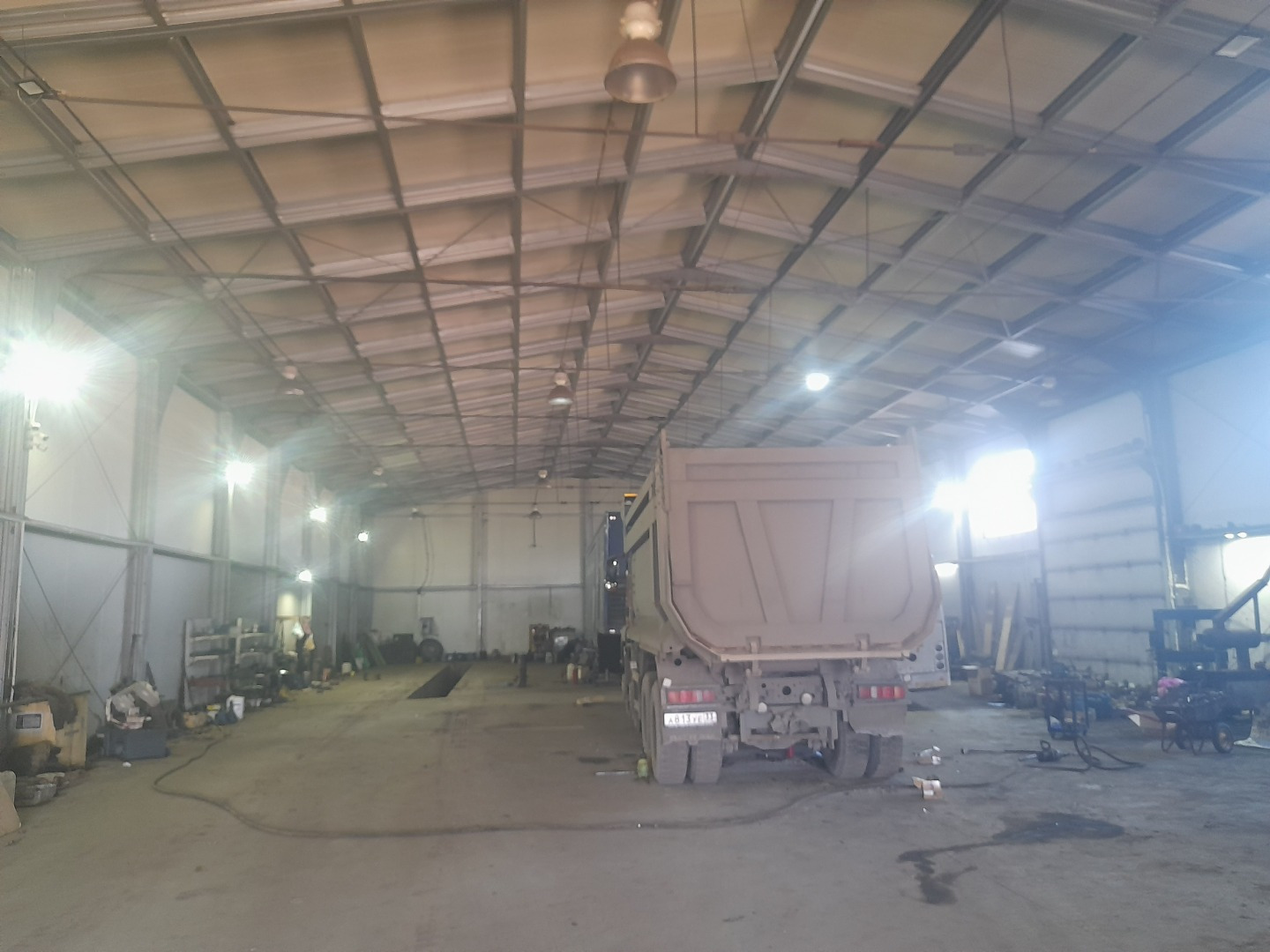 Сдается неотапливаемое производственное здание (сэндвич-панели) 870 кв.м. Двое ворот, рольставни, высота потолка 5м до фермы, 100 кВт, ровный пол, сухая длинная яма, свой санузел, рядом - отсыпанная ровная площадка. Выезд на м7, рядом м12.