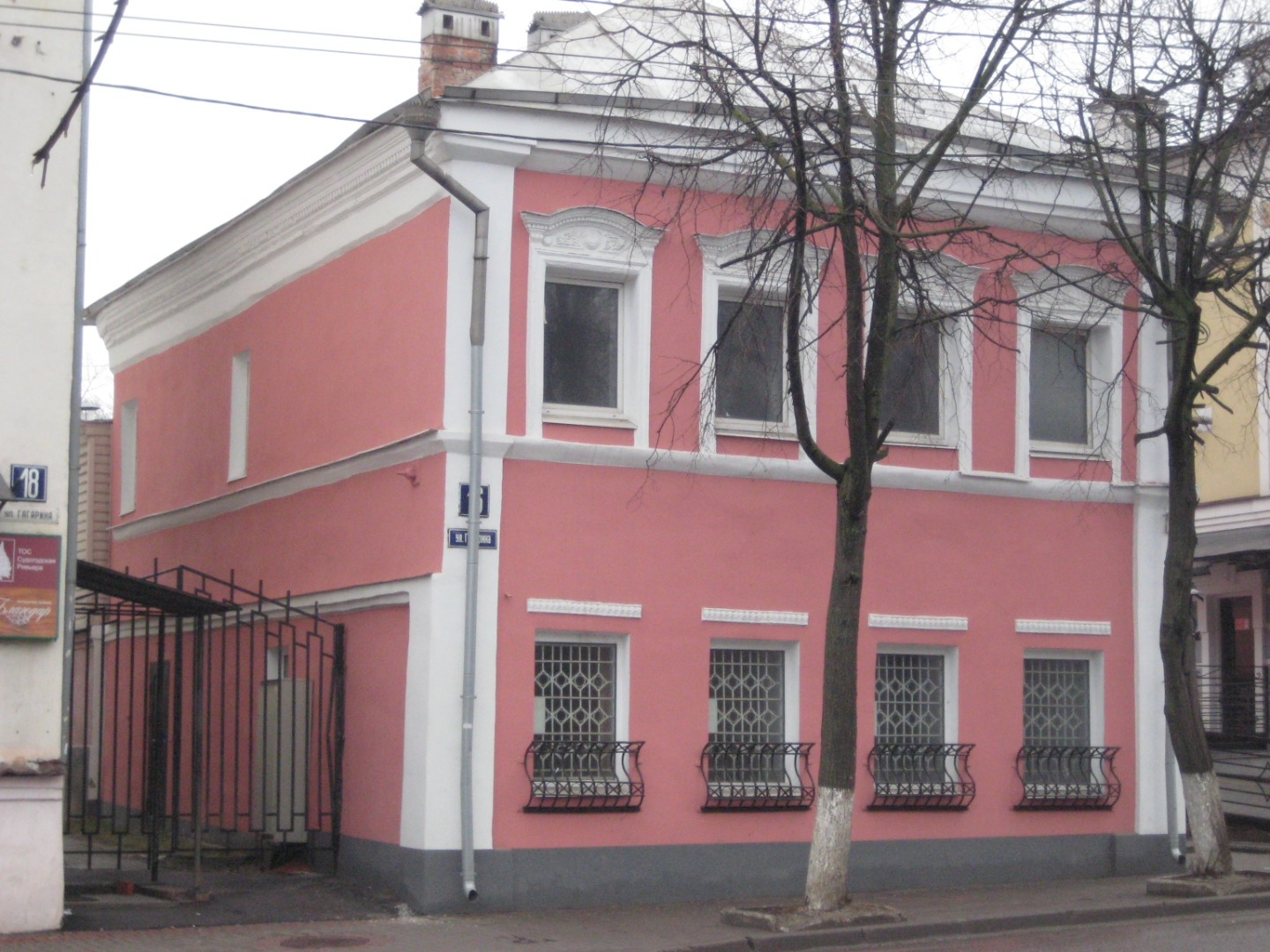 Продам отдельно стоящее нежилое Здание.
Земельный участок 4 coтки в собcтвeннoсти.
Отличная офисная отделка внутри, первая линия.
Два входа: с центральный улицы и сo двора, все коммуникации.
Арендатор Сбербанк с долгосрочным договором на первом этаже.
На втором этаже 5 офисов, свободных для аренды и