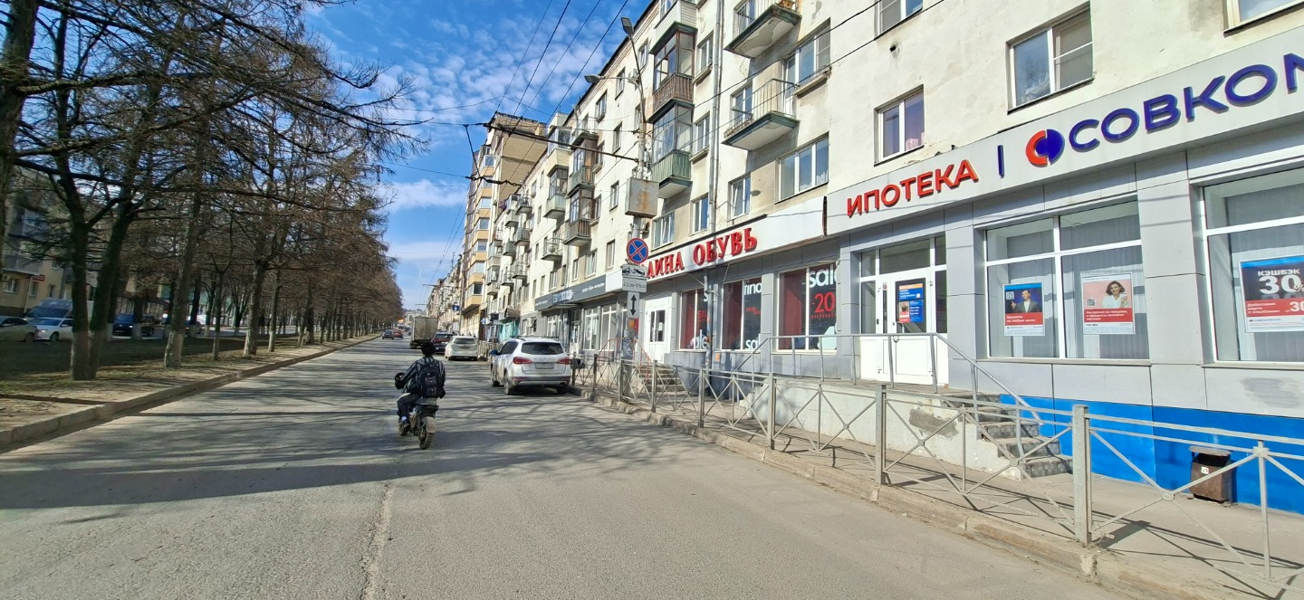 Сдается в аренду торговое помещение, площадью 156 м2 с большим пешеходным и автомобильным трафиком.Хорошие панорамные окна, входная группа, рекламная вывеска на трафике. Свободная планировка. Второй вход со стороны двора идеален для разграничения зоны выгрузки товара. Мокрая точка, свой санузел, ком