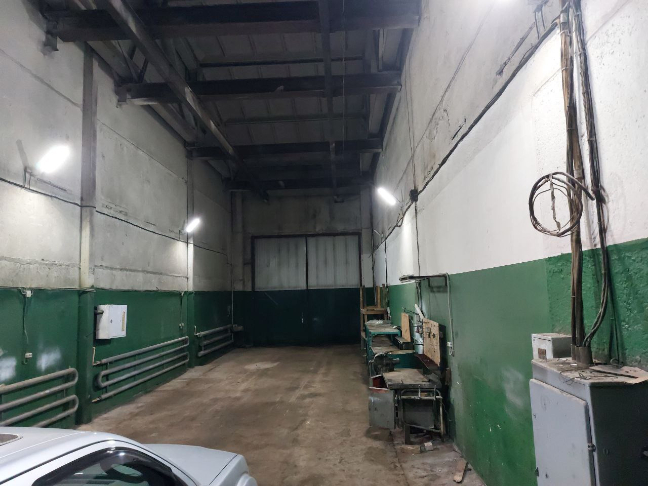 Продается производственное помещение с высокими потолками!
Отличное рабочее состояние.
ПОМЕЩЕНИЕ:
Имеет правильную прямоугольную форму по периметру.
Высота потолка 8 метров.
Бетонный ровный пол с антипылевым покрытием.
Большие окна. Естественное освещение.
Распашные ворота.
КОММУНИКАЦИИ:
Электричест