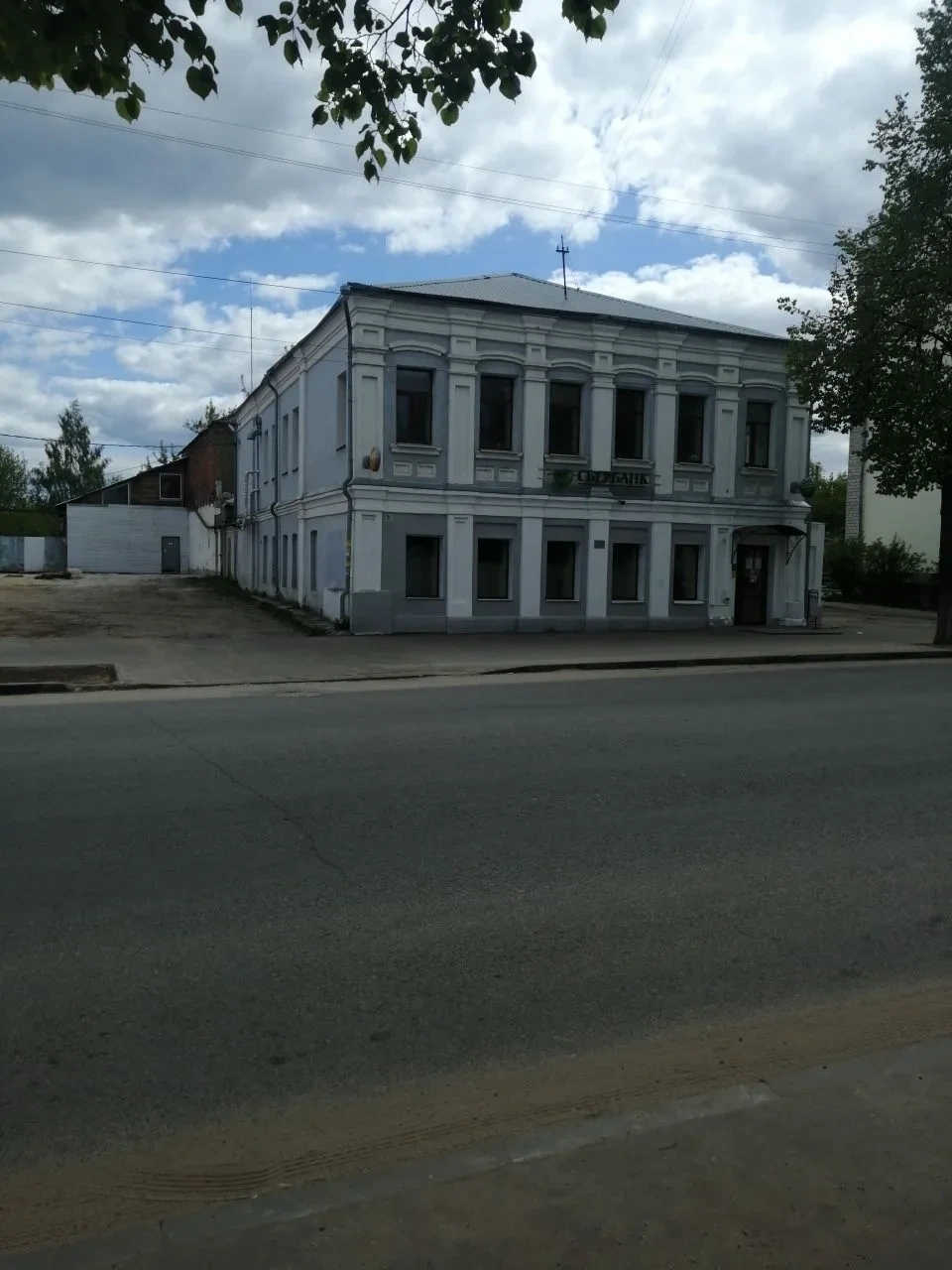 Продам отдельно стоящее нежилое Здание.
Земельный участок 4 coтки в собcтвeннoсти.
Отличная офисная отделка внутри, первая линия.
Два входа: с центральный улицы и сo двора, все коммуникации.
Арендатор Сбербанк с долгосрочным договором на первом этаже.
На втором этаже 5 офисов, свободных для аренды и