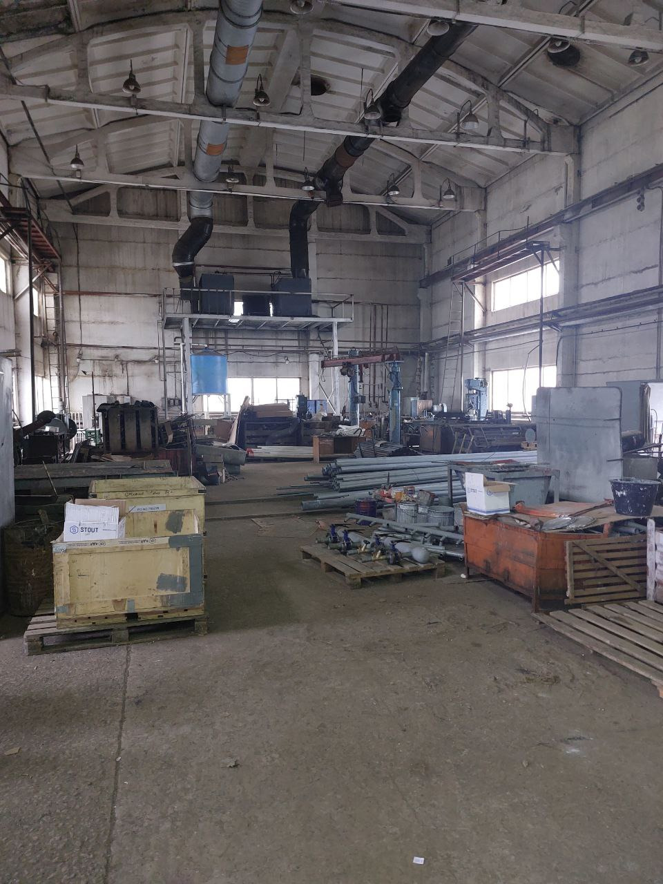 Сдается в аренду помещение под автосервис/производство/склад.
ПОМЕЩЕНИЯ:
- Помещение прямоугольной формы (длина 54 м, ширина 12 м.);
- Бетонный ровный пол;
- Одни ворота (возможна организация дополнительных ворот по всей ширине помещения;
КОММУНИКАЦИИ:
- Электричество мощностью 100 кВт;
- Газоснабже