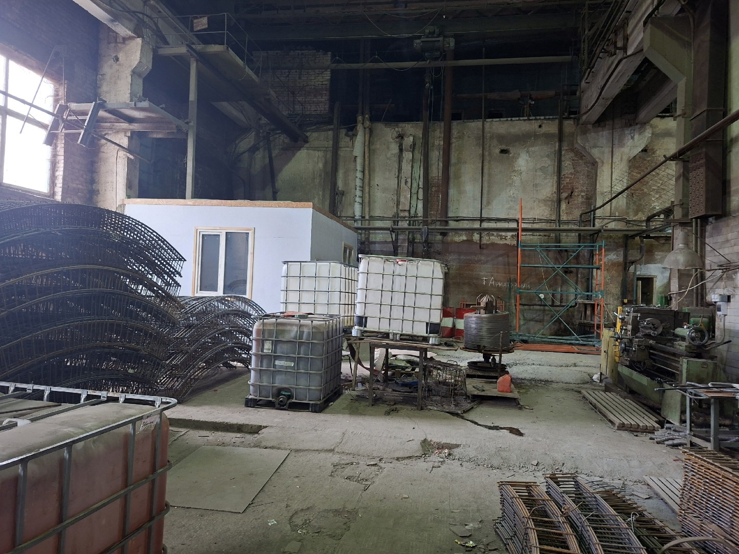 Сдается в аренду помещение под автосервис/производство/склад.
ПОМЕЩЕНИЯ:
- Помещение прямоугольной формы (длина 54 м, ширина 12 м.);
- Бетонный ровный пол;
- Одни ворота (возможна организация дополнительных ворот по всей ширине помещения;
КОММУНИКАЦИИ:
- Электричество мощностью 100 кВт;
- Газоснабже