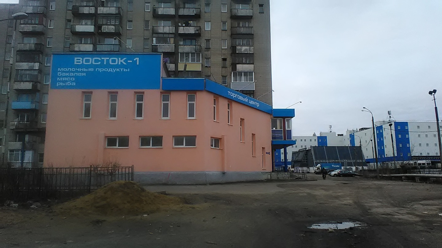 Продам нежилое здание.
Два этажа, два входа, две лестницы.
Пристроенное к жилому дому.
Бывший торговый центр.
