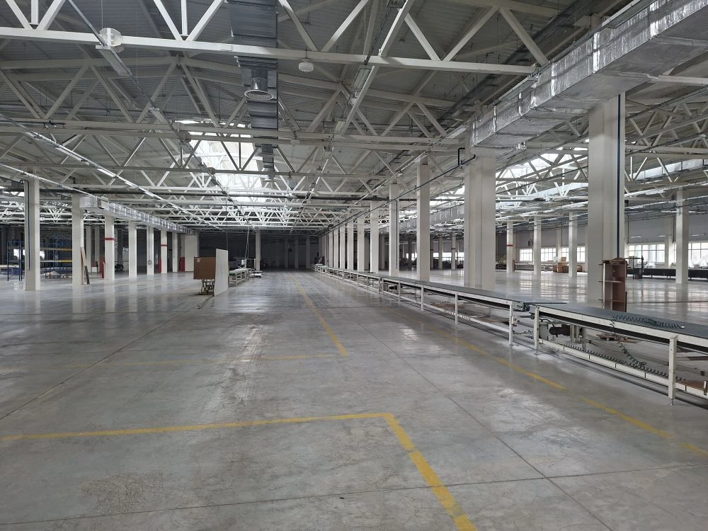 Сдается в аренду производственное/складское здание.
ЗДАНИЕ:
- Цокольный этаж площадью 2 628,9 кв.м. Потолок высотой 7м. На нем расположены офисы, бытовые помещения.
- Первый этаж площадью 11 341 кв.м.. Потолок высотой 7 м. Сетка колонн 9х12 м. Большие окна. Освещение. Нагрузка на пол 800 кг/кв.м. Об