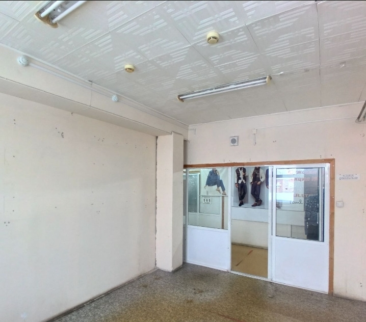 Сдается офисное помещение 17 кв.м. в здании на рынке Чайковского. 2-й этаж, 4,6х3,6, санузел на этаже, доступ 10-18, сб-вс 10-16. Ремонт под арендатора за неделю.