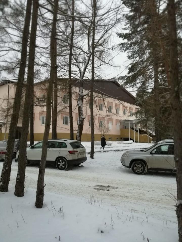 Сдается в аренду двухэтажное здание с земельным участком 40 соток на территории Турбазы. Красивое место с хвойным лесом и выходом к озеру Рахмановская старица. Живописный берег, тихое место. Находится в южной части Владимира за рекой Клязьма. От центральной части города на автомобиле ехать 10-15