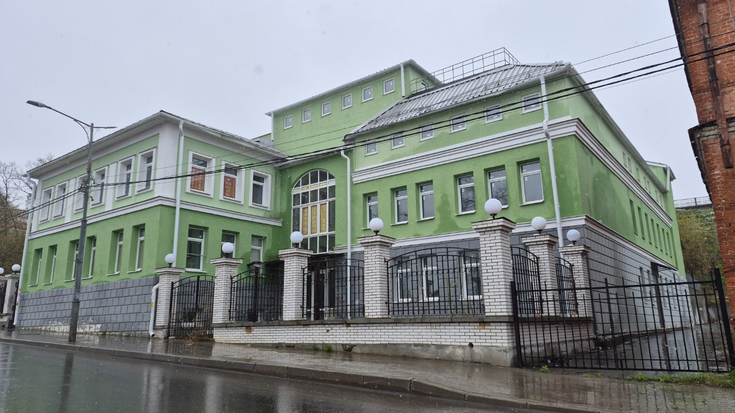 Продается отдельностоящее здание в центральной части города.
Удачное расположение на улице Карла Маркса, которая дублирует центральную улицу города - Большая Московская! 
Рядом располагаются все исторические объекты и памятники старого города Владимир: Успенский и Дмитриевский собор, Золотые Ворота,