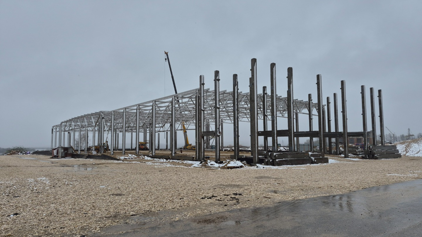 Предлагаем рассмотреть аренду производственно-складского здание площадью 3450 кв.м.
Габариты здания 30 х 90 м = 2700 кв.м., к зданию пристроено административно-бытовое 3ех этажное здание площадью 750 кв.м.
Ввод в эксплуатацию конец 2026 года.
В случае заинтересованности срок ввода можно ускорить.
От