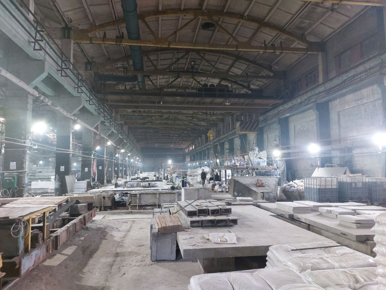 Сдается в аренду производственный цех с мостовым краном.
ПОМЕЩЕНИЯ:
- Один пролет (длина 56 м, ширина 18 м.);
- Оборудован мостовым краном грузоподъемностью 15 тонн;
- Высота потолка - 12 м.;
- Бетонный ровный пол;
- Торцевые ворота;
- Дополнительные административно-бытовые помещения. 
КОММУНИКАЦИИ: