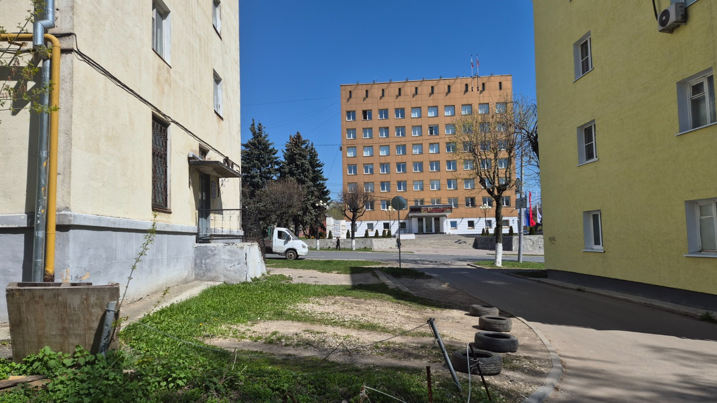 Сдам большое помещение на ул. Горького — прямо напротив администрации, на перекрестке Мира и Горького
Идеальная локация в самом центре города!
Что предлагаем:

Большая площадь.
Отдельный вход
Удобный подъезд и возможность разгрузки
Любой режим работы — 24/7, без ограничений
Помещение требует ремонта