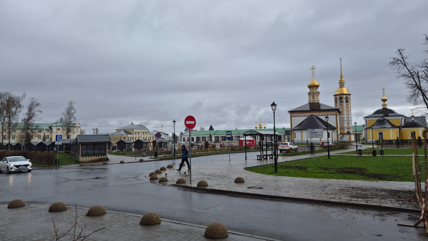 Предлагаю рассмотреть аренду помещения площадью 181,1 кв.м. в центре г.Суздаля на Торговой площади.
Помещение расположено в подвальном этаже.
Помещение оборудовано по кафе-пиццерию. Возможна продажа бизнеса
Здание полностью реконструировано.
Первый и второй этажи занимает Ростикс (KFC)