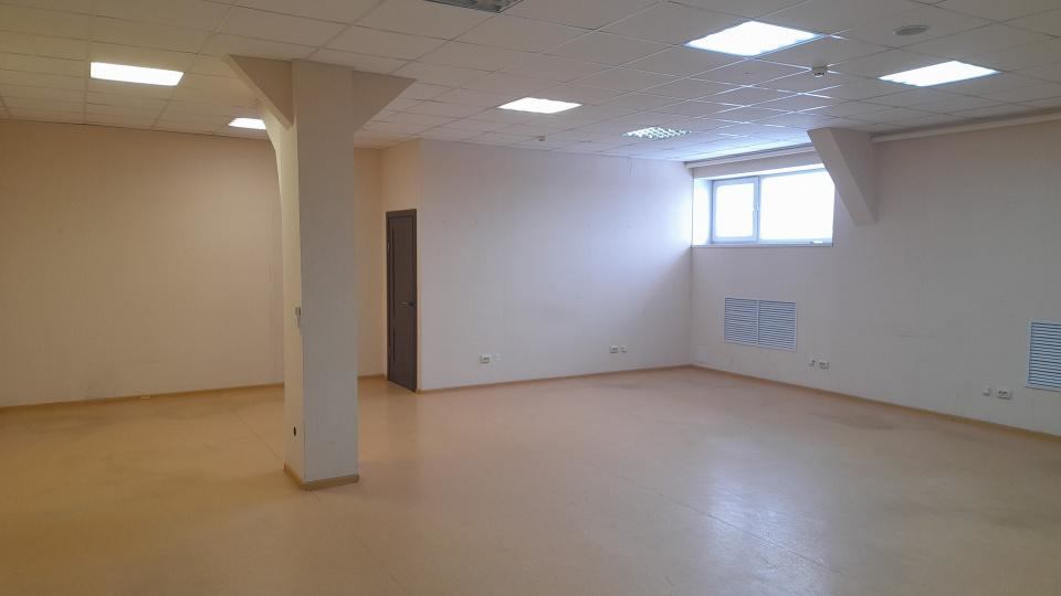 Сдается офисное помещение 128,4 кв.м. в районе ДММ. 4-й этаж, есть грузовой лифт. Холл+2 кабинета+приемная. Возможны перепланировки. Интернет, небольшие коммунальные платежи - автономное отопление. Санузел рядом. Офис, небольшое производство, Ваши предложения.