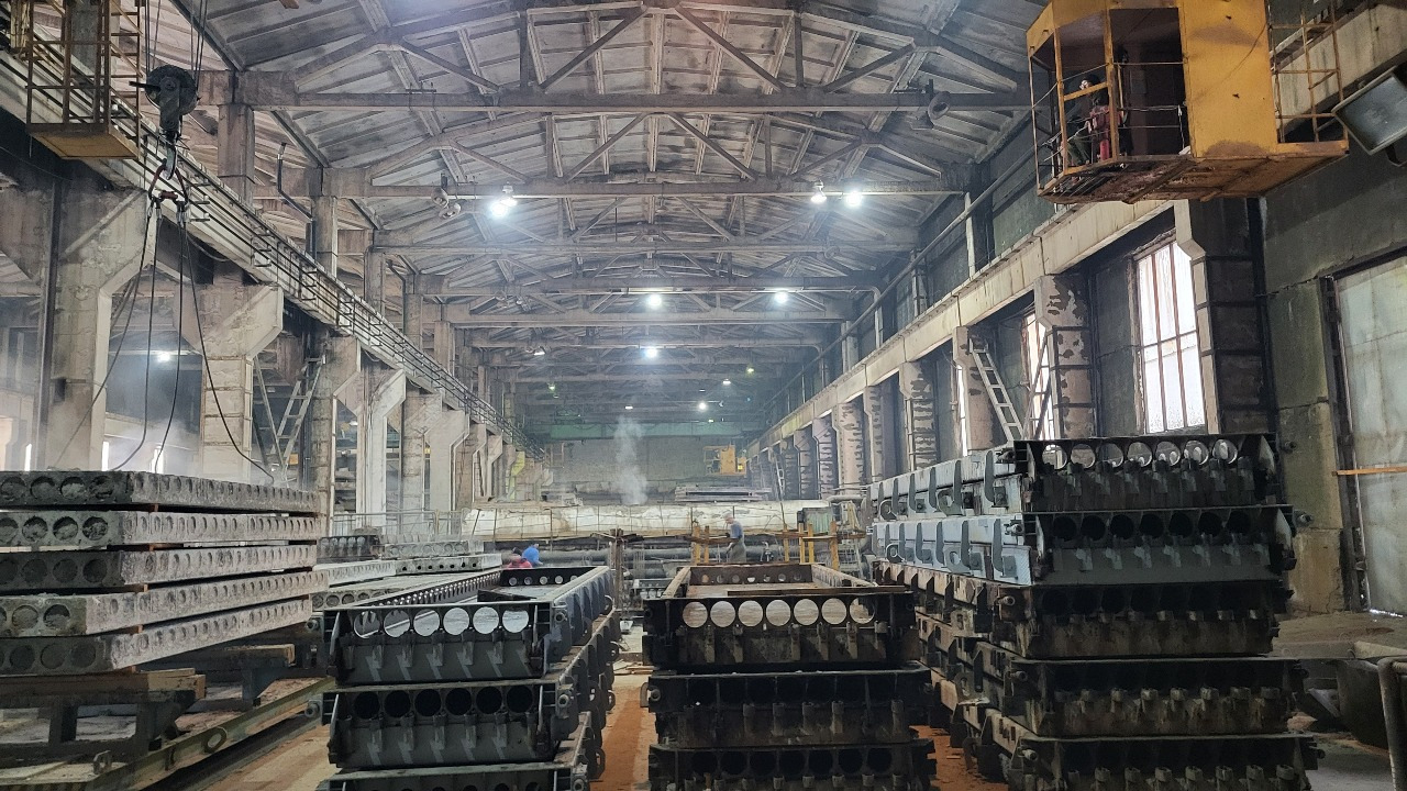 Сдается в аренду рабочий производственный цех с мостовыми кранами.
РАСПОЛОЖЕНИЕ:
- Черта города Владимира (население 330 тыс. чел.);
- Промышленный район;
- Остановка общественного транспорта у КПП;
- Удобный выезд на трассы М12 и М7, от Москвы расстояние 200 км.
- Подъезд длинномеров.
ПОМЕЩЕНИЯ:
- 