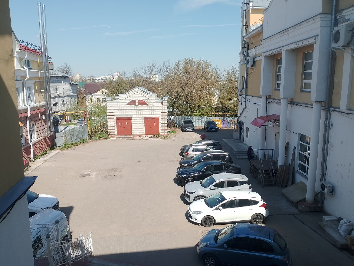 Центр города, рядом Золотые ворота.
Сдам площадь в составе торгового центра.
Первый этаж, два отдельных входа, круглосуточный доступ.
Высокие потолки, одним залом с возможностью перегородок.
Своя закрытая парковка за шлагбаумом. 
Любой вид деятельности обсуждается.
Не торговая! Вход со двора!