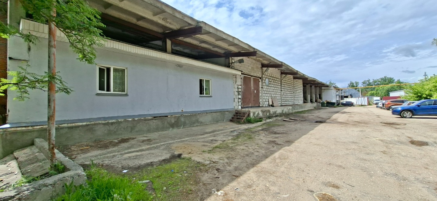 Сдается производственно-складское помещение 930 м2 + пандус. Пандус для погрузки/выгрузки разделен на 2 части - открытая и закрытая, высота пандуса 1 м, глубина до 5 м. Помещение разделено на три части - буферный склад с воротами 3,6х3.3 (высота), два производственных помещения по 300 м2. Имеется оф