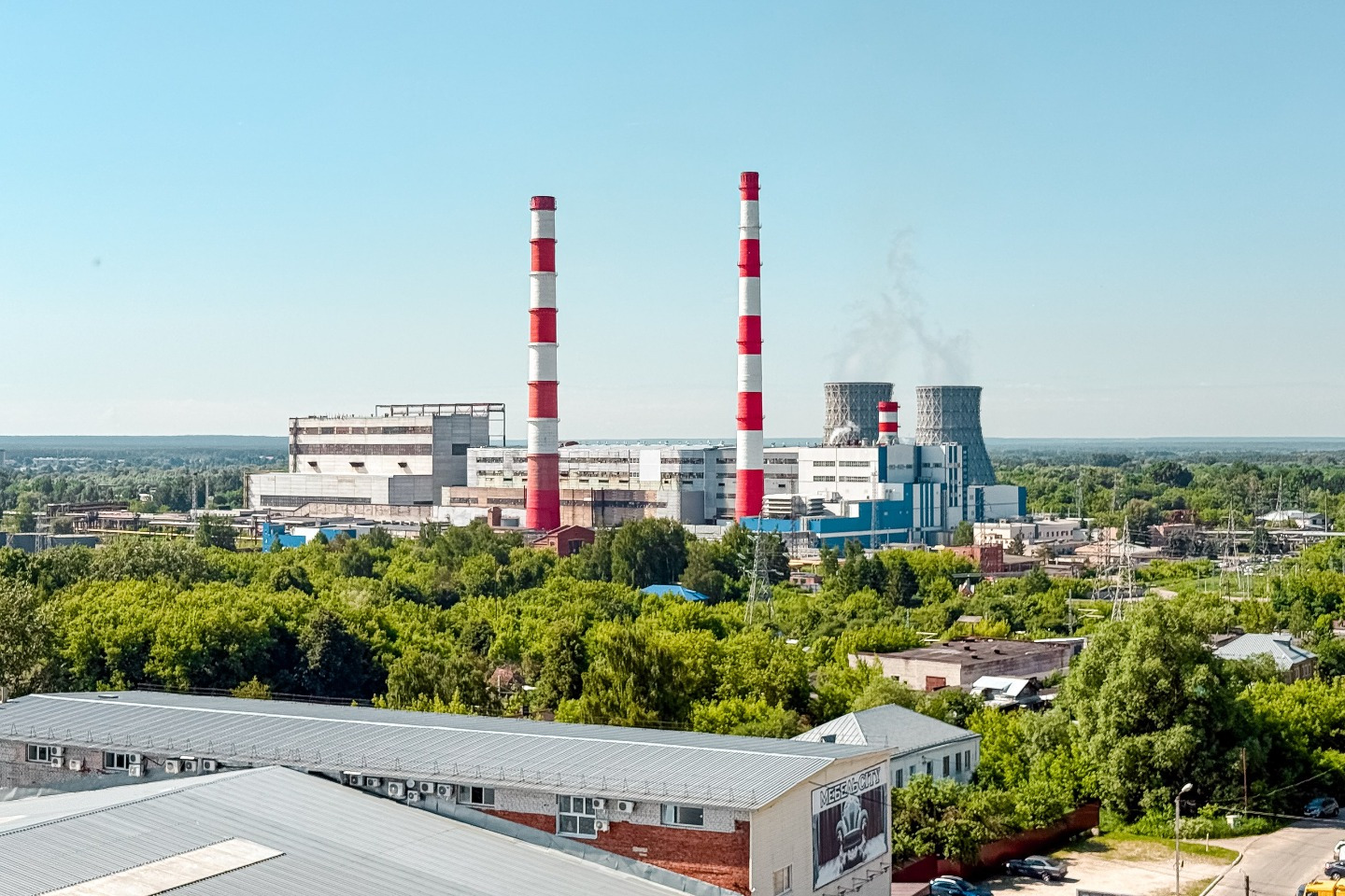Продается  производственный комплекс с ЗАРЕГИСТРИРОВАННОЙ ТАМОЖЕННОЙ ЗОНОЙ.
СОСТАВ ОБЪЕКТА ПРОДАЖИ:
- Земельный участок площадью 5,3 Га. ВРИ: Содержание производственной базы.
- Земельный участок площадью 529 кв.м. ВРИ: Садоводство. Используется для канала ливневых вод.
- Нежилое здание. Основной пр