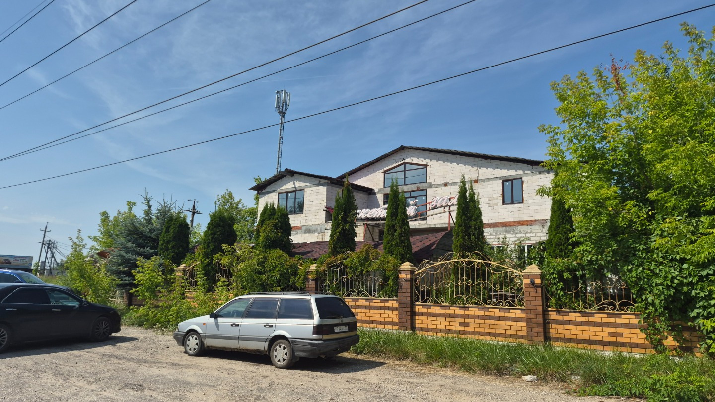 Продам здание площадью 1500 кв.м. на земельном участке 9 соток.
Земельный участок оформлен в собственность.
Здание проектировалось с большим банкетным залом до 250 человек и 10 гостиничными двухместными номерами.
Есть летняя веранда и летняя кухня.
Здание расположено на Федеральной автомобильной дор