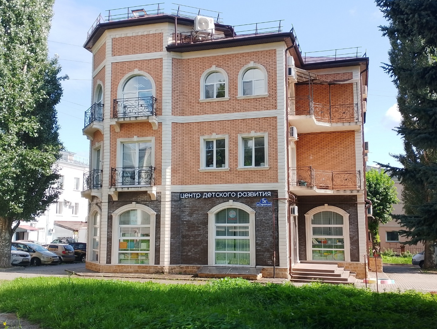 Продам помещение (Этаж) в новом нежилом здании.
Здание отдельно стоящее, 2018 года постройки, земля в собственности.
Этажи не пересекаются; каждый с отдельным входом и запасным выходом.
Помещение распланировано на четыре проходных кабинета и три изолированных.
Сделан хороший ремонт, предусмотрена ку