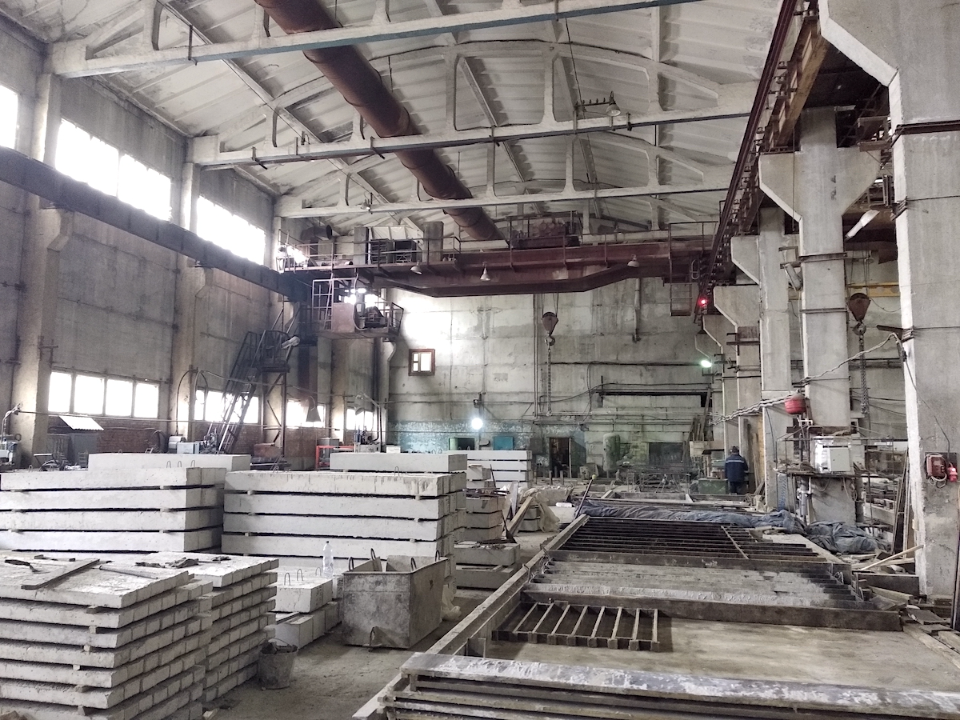 Продается производственная площадка расположенная в промышленной зоне Рокадной дороги г. Владимир.

Производственное помещение площадью 5288 кв.м.представляет собой два пролета, каждый пролет шириной по 18 м., длина 147 м., высота до балки 12 м. В каждом пролете мостовой кран грузоподъемностью 16 