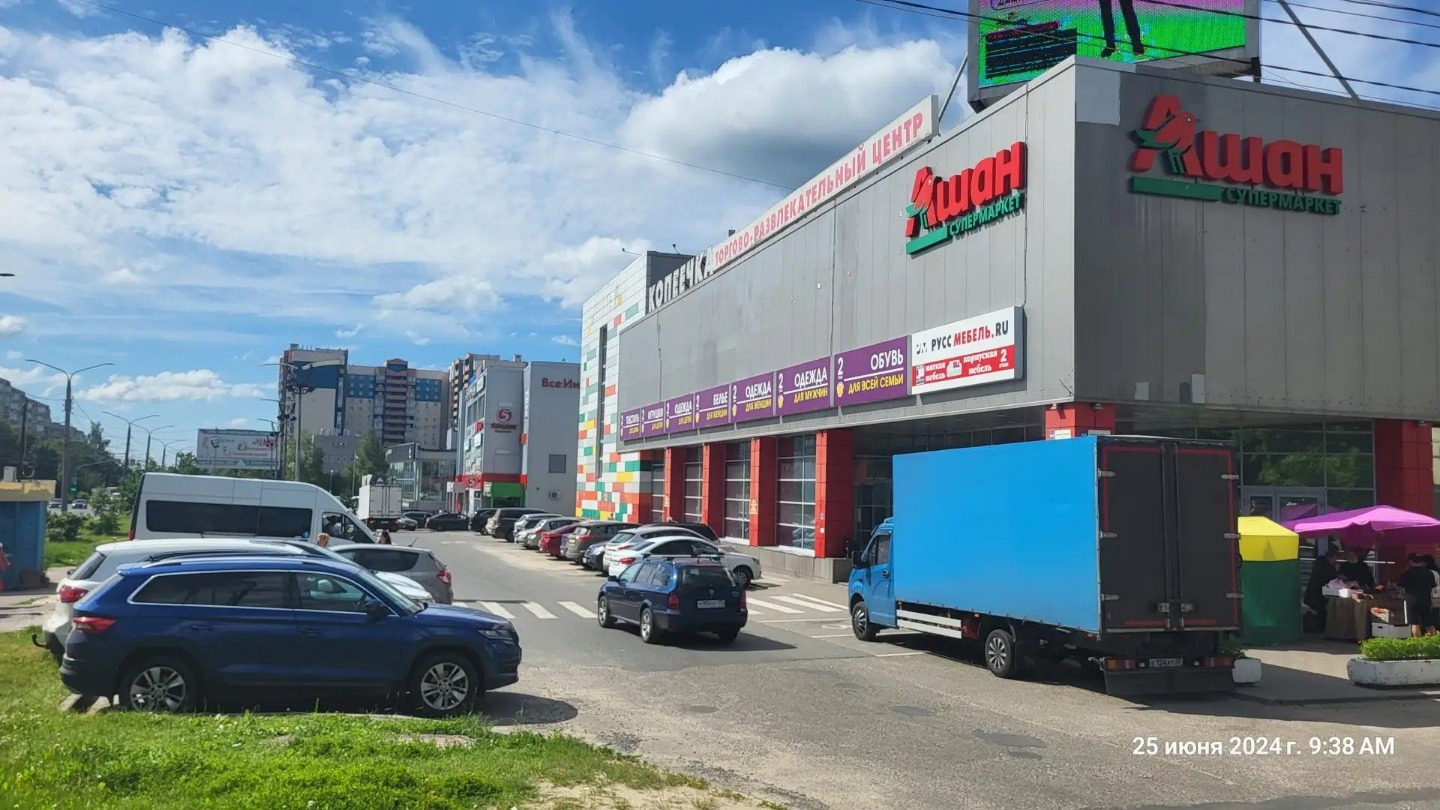 Сдам торговую площадь.
Второй этаж торгового центра.
Открытая планировка, огорожена.
Соседний арендатор - магазин Фикс прайс.
Расположение: Юго-Западный района города,
первая линия, остановка «Рынок Слобода».
Первый этаж ТЦ занимает супермаркет Ашан.
